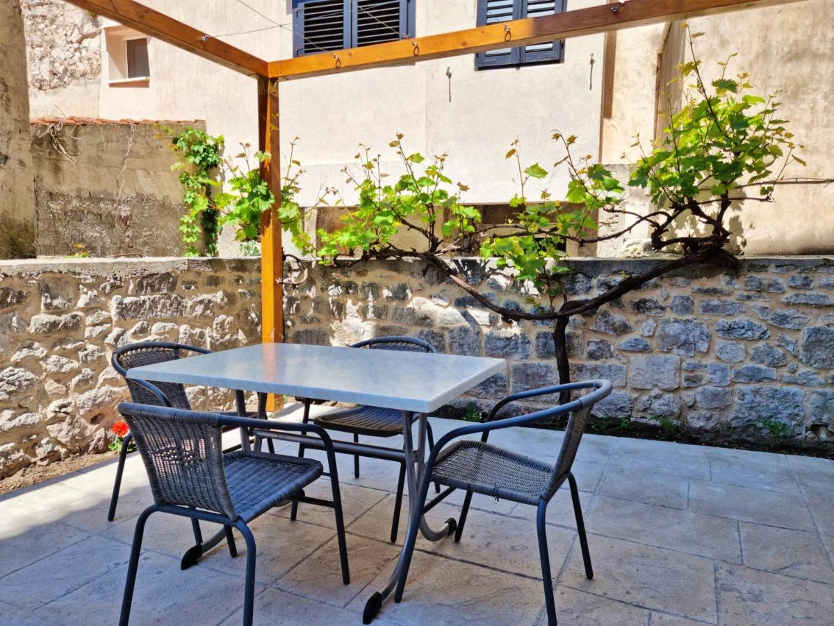Apartment Hana Omis Exterior photo